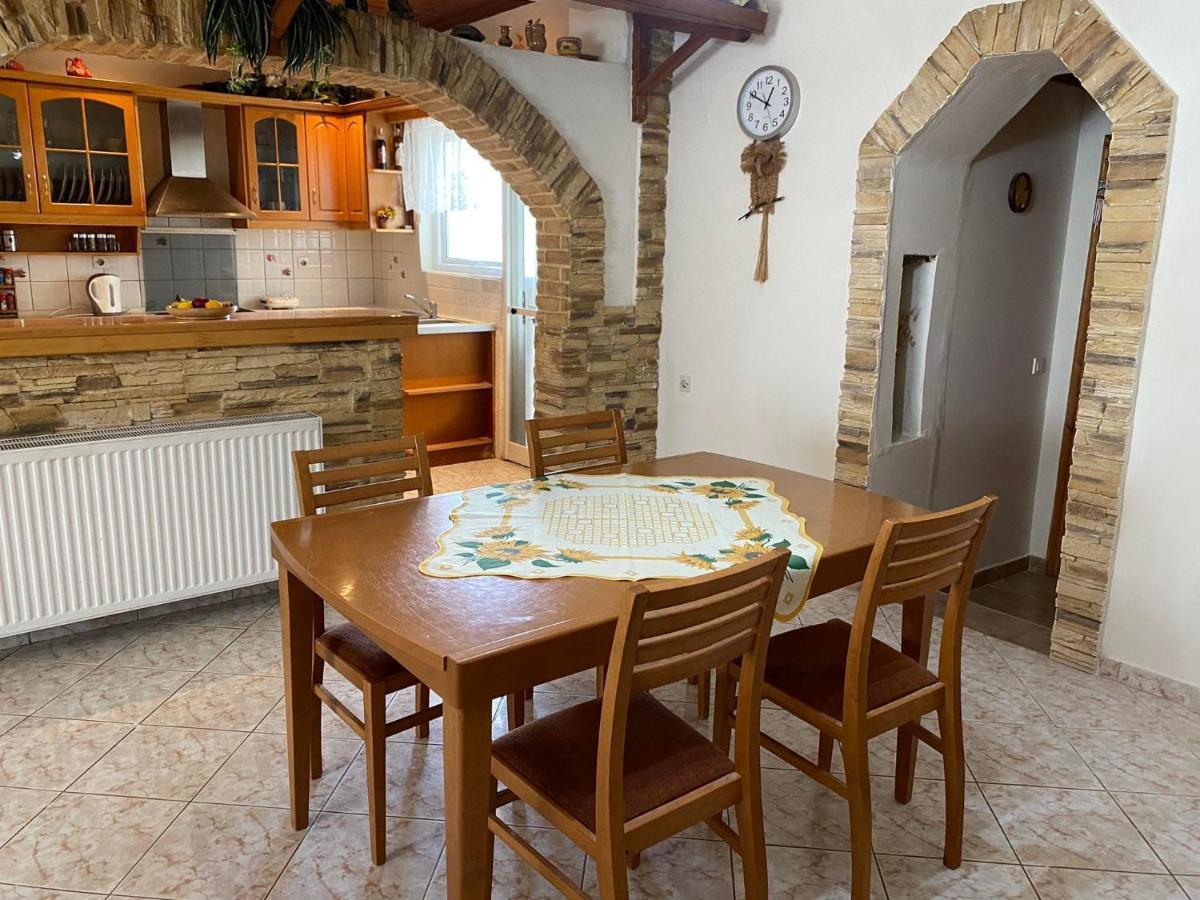 Villa Theo Marathiás Eksteriør bilde